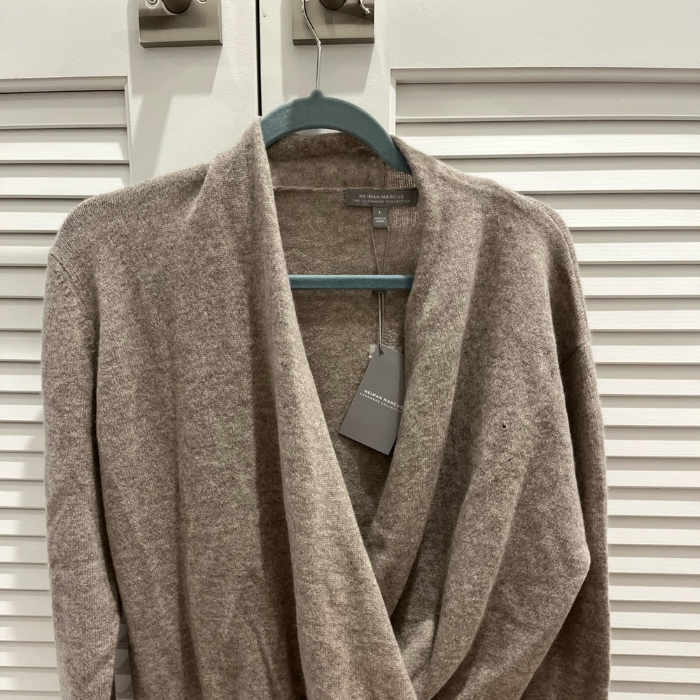 Women's Crossover Cashmere Sweater Beige/Stone Sz L Neiman Markus (damaged)